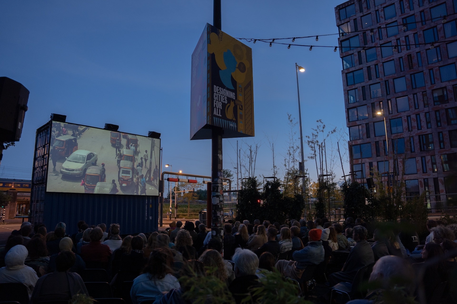 Outdoor filmscreening met Roze filmdagen header